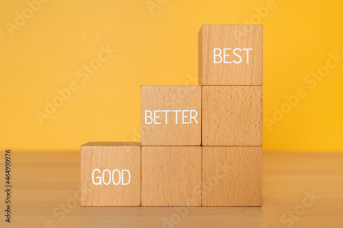 「GOOD」「BETTER」「BEST」と書かれた積み木