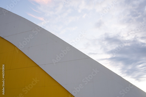 Formas arquitectónicas lineales amarillas blancas y azules.