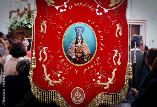 Estandarte de la hermandad en las fiestas católicas de Santa Catalina en El Granado, España. Fiesta de importancia cultural y espiritual para los habitantes de esta localidad.