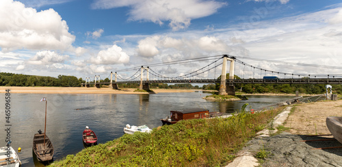 Pont et bateau sur la Loire