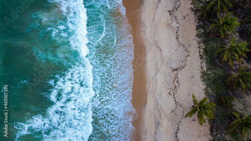 Praia do paiva com ondas. Vista de drone