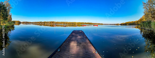 Jezioro Paprocańskie w Tychach na Śląsku w Polsce, jesienią z lotu ptaka