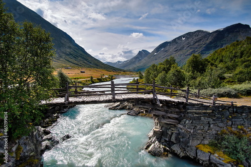 Norwegen, alte Brücke über Gebirgsfluss im Jotunheimen Nationalpark