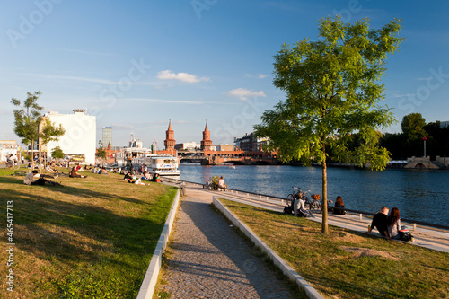 Die Oberbaumbrücke in Berlin, Verbindung Kreuzberg und Friedrichshain über die Spree