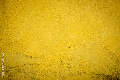 fond ou texture abstraite de mur de béton jaune