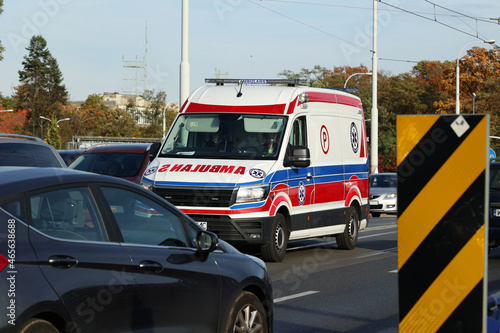 Karetka medyczna ratunkowa na sygnale przy w drodze z pomocą do wypadku na drodze. 