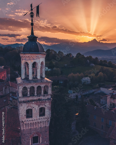 La Torre Civica di Saluzzo col sole che tramonta dietro il Monviso