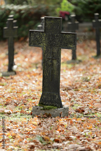 Stary stalowy krzyż na cmentarzu z wojskowym z pierwszej wojny światowej.