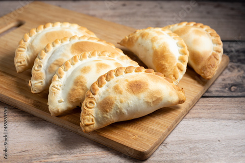 media docena de empanadas recien horneadas