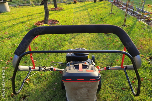 Kosiarka, koszenie trawy w ogrodzie. Lawnmower. mowing the grass.