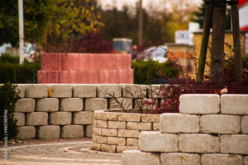 Konstrukcje z kostki betonowej i ozdobnych cegieł ( bloczków) betonowych . Ogród , " galanteria betonowa " . Kwietnik , krzewy . Concrete blocks , decorative bricks . Garden, "concrete haberdashery" .