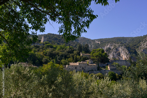 Oppède-le-Vieux (84580) entre roche et végétation, département de Vaucluse en région Provence-Alpes-Côte-d'Azur, France