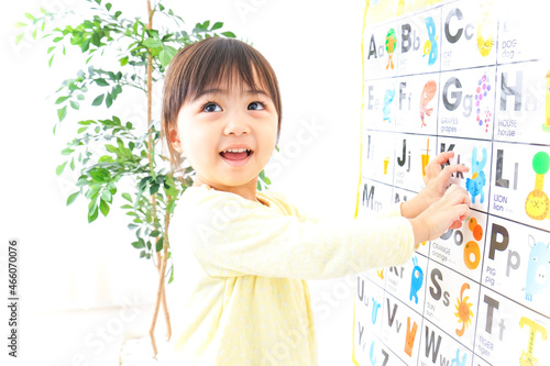 英語の勉強をする子供