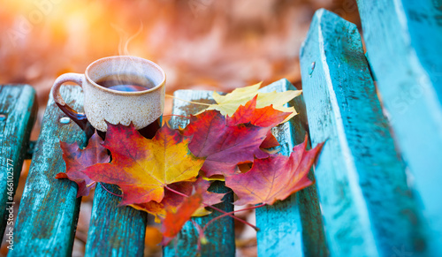 filiżanka kawy w jesienny poranek, kawa o poranku i kolorowe jesienne liście, herbata na tarasie 