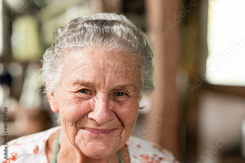 RETRATO DE UNA SEÑORA ADULTA MAYOR CON UNA LEVE SONRISA EN SU ROSTRO