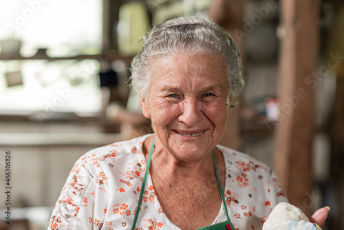 RETRATO DE UNA SEÑORA ADULTA MAYOR SCON UNA LEVE SONRISA EN SU ROSTRO