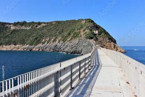 Procida - Scorcio dell'Isola di Vivara dal ponte di accesso