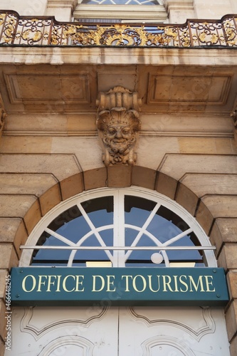 Façade d’un office de tourisme (bureau d’information des touristes) français, sur la place Stanislas de la ville de Nancy en Meurthe-et-Moselle / Lorraine (France)