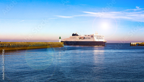 Calais (Hauts-de-France) : ferry à l'entrée de la jetée du port