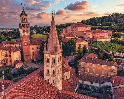 Veduta aerea del centro storico di Saluzzo al tramonto