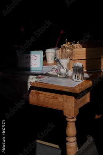 stolik stół światło cień kawiarnia