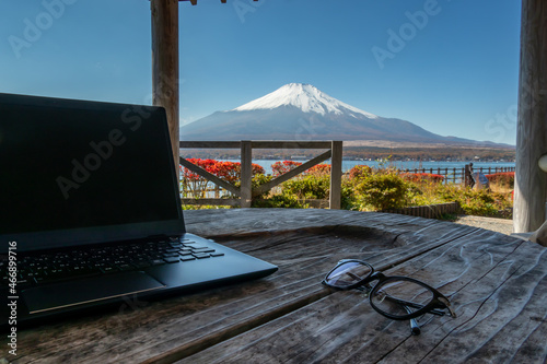 富士山の見える湖畔でのテレワーク（ワーケーション） イメージ remote working at the foot of mount Fuj