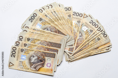 Pokaźna ilość gotówki - polskie banknoty o nominale dwieście złotych