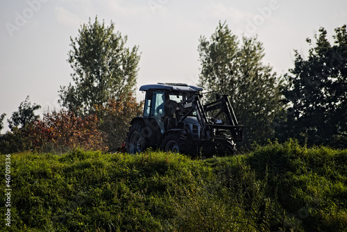 Traktor , lamborghini , na wzgórzu podczas prac polowych . Tractor on the hill during field work. 