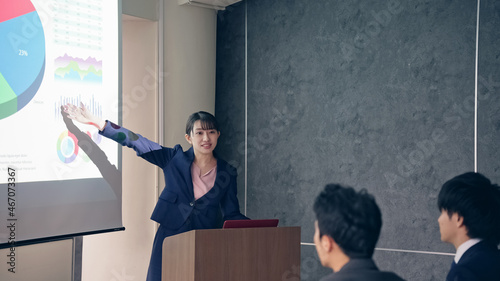 講義する女性 プレゼンテーション 発表