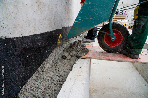 Cement wylewany z taczki, wylewanie betonu 