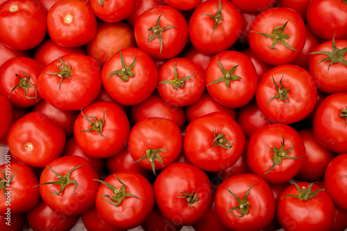 Piękne świeże pomidory przygotowane do sprzedaży na targu / Beautiful fresh tomatoes prepared for sale at the market