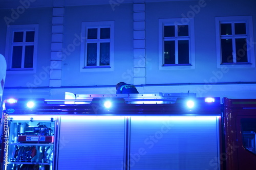 Bohaterowie w akcji, strażak na dachu wozu strażackiego