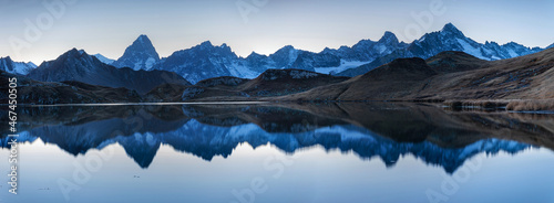 Reflet du Massif du Mont-Blanc sur le Lacs de Fenêtre en Suisse