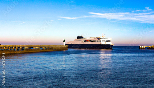 Calais (Hauts-de-France) : ferry à l'entrée de la jetée du port 
