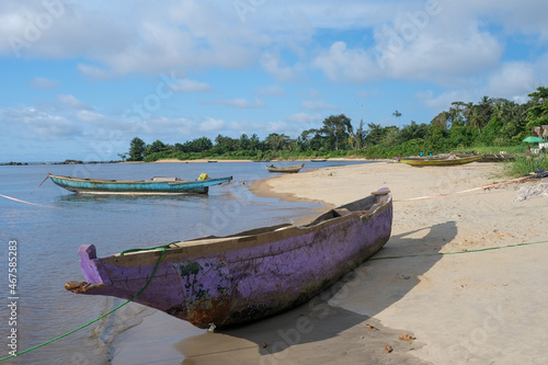 Des pirogues de pêcheurs sur la bord de plage à Kribi