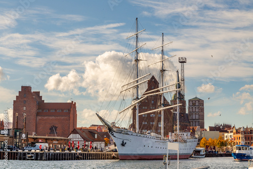 Hafen Stralsund mit Segelschiff Gorch Fock I