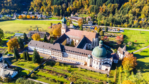 Luftbild des Klosters St. Trudpert im Münstertal, Schwarwald im Herbst