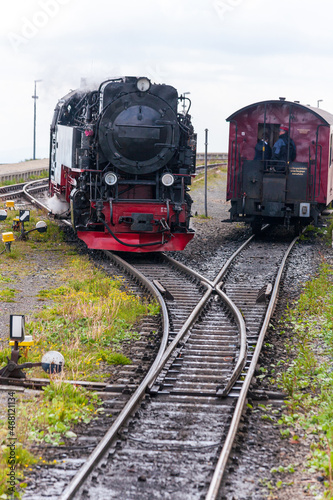 Dampflokomotive und Eisenbahnschienen mit Weichenstellanlage