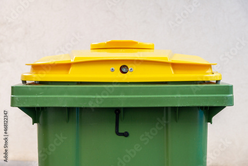 détail conteneur jaune de collecte des déchets recyclables, emballages... 
