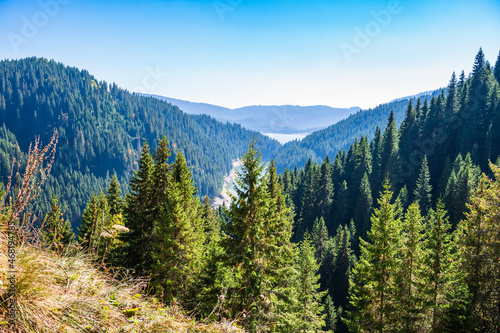 Blick ins Tal mit Stausee im Bucegi Gebirge der rumänischen Karpaten
