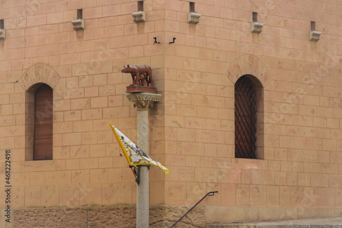 Angolo del centro storico Massa Marittima con scultura della Lupa con Romolo e Remo.