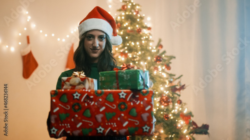 Ragazza dona regali di Natale