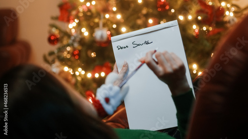 Ragazza scrive lettera per Babbo Natale