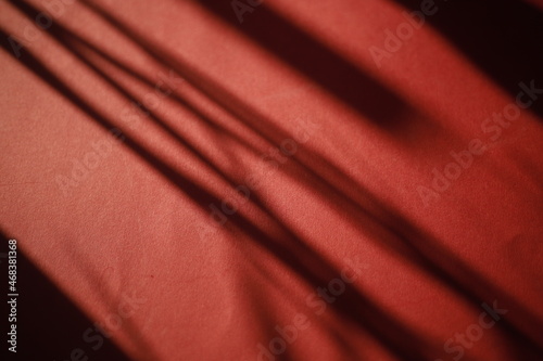 Tło czerwone z podłużnymi cieniami po przekątnej