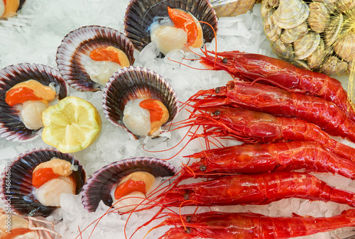 display with scallops (Chlamys varia) and carabineros (Aristaeopsis edwardsiana) on ice in a restaurant in Malaga. Spain