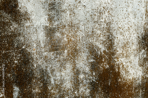 Porysowana, skorodowana tekstura, tło starego muru ogrodzeniowego. Kolory korozji w stonowanych odcieniach szarości. 