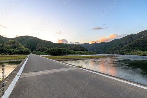 夕暮れ時の佐田沈下橋 高知県四万十市 Sada chinka bridge at dusk. Kochi-ken Shimanto city