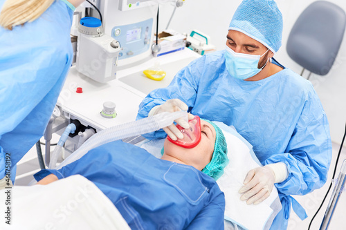 Anästhesist und Patient während Operation mit Vollnarkose