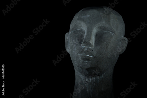 portret, rzeźba głowy z kamienia, czarne tło
