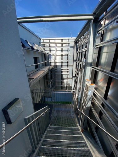 Aussentreppe Treppe Feuertreppe Fluchtweg hinter einer Aluminium Fassade eines Industriegebäudes